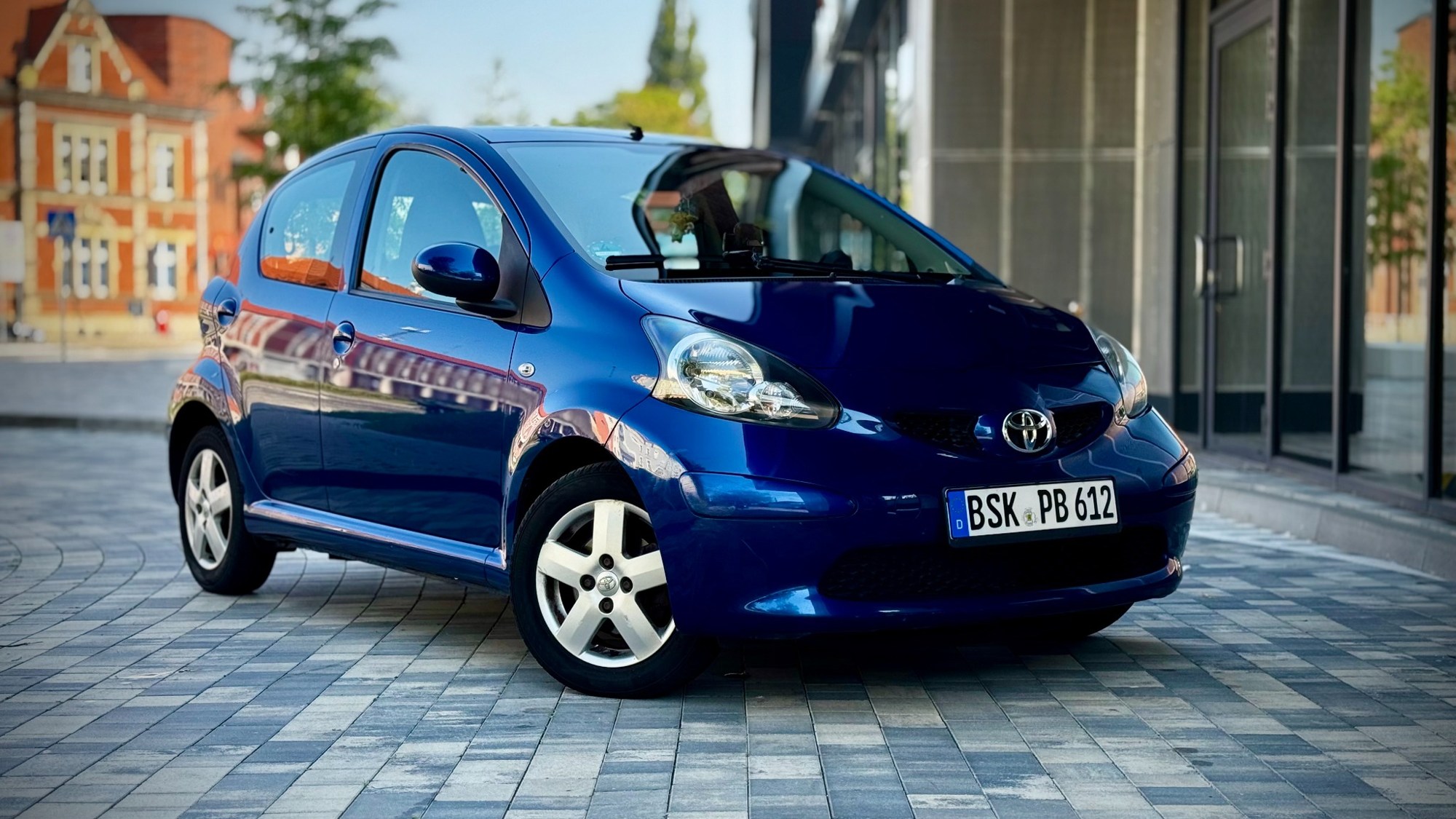 Niebieska Toyota Aygo sfotografowana przez Das Auto