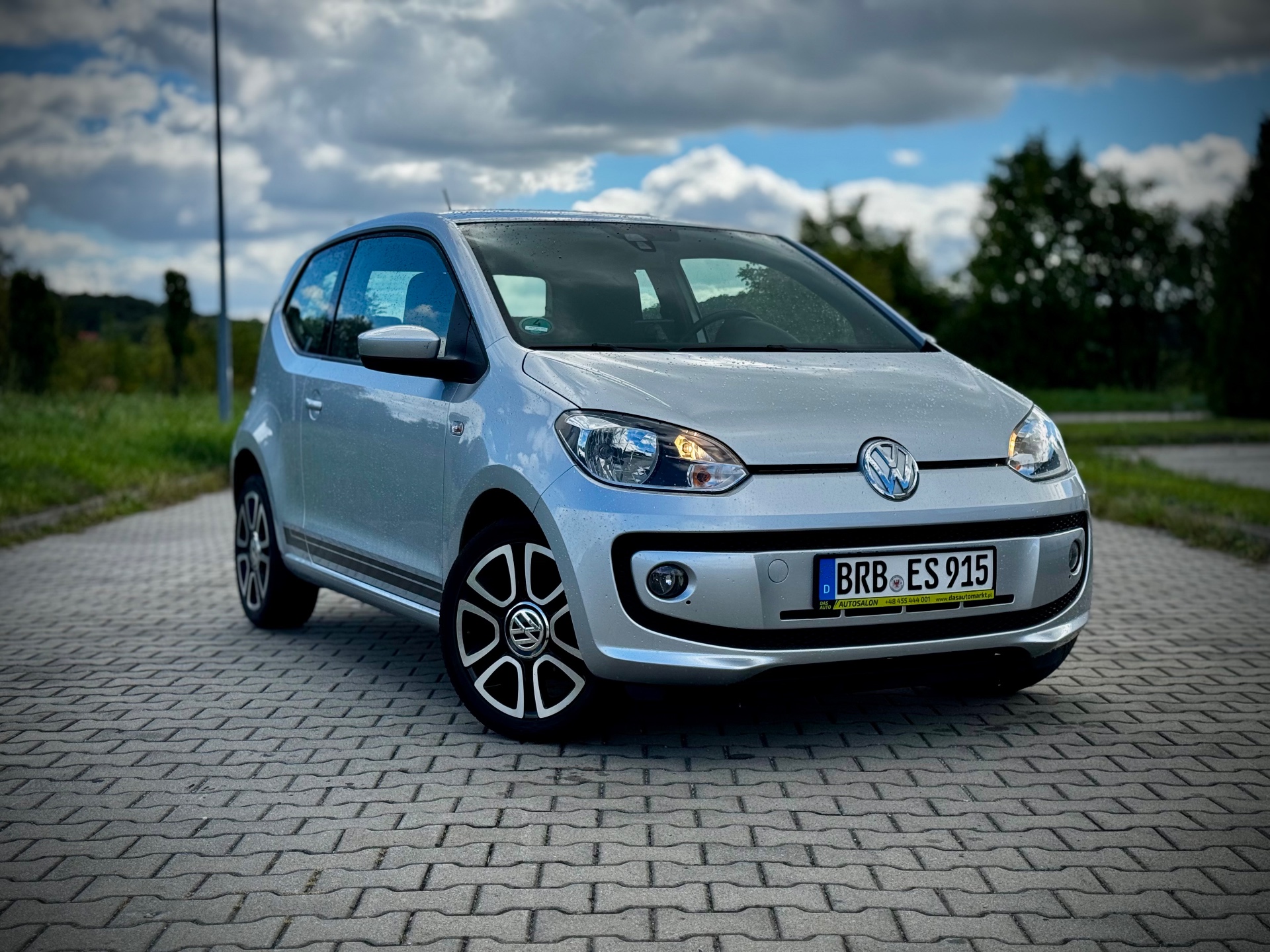 Volkswagen up! Club 1.0 MPI | 156 000 km | Srebrny | Alufelgi — zdjęcie główne