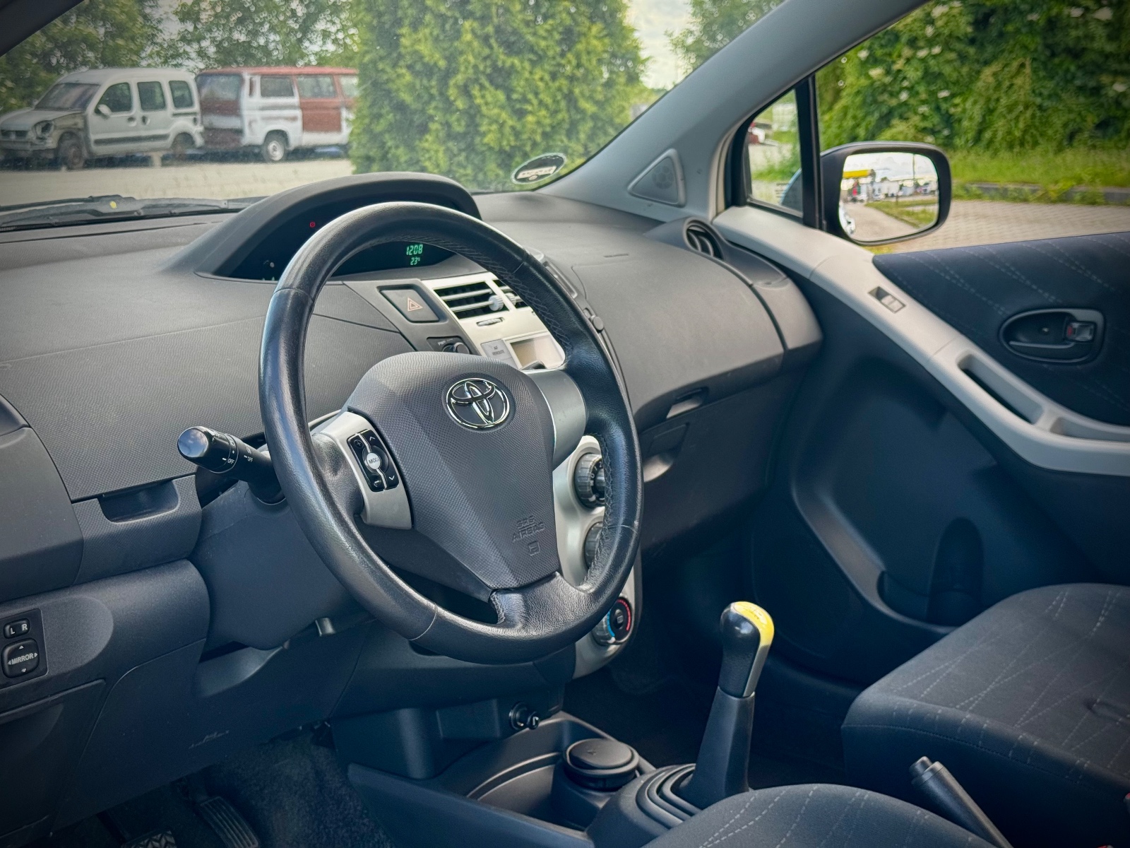 Toyota YARIS, zadbana! Klimatyzacja! — zdjęcie 11