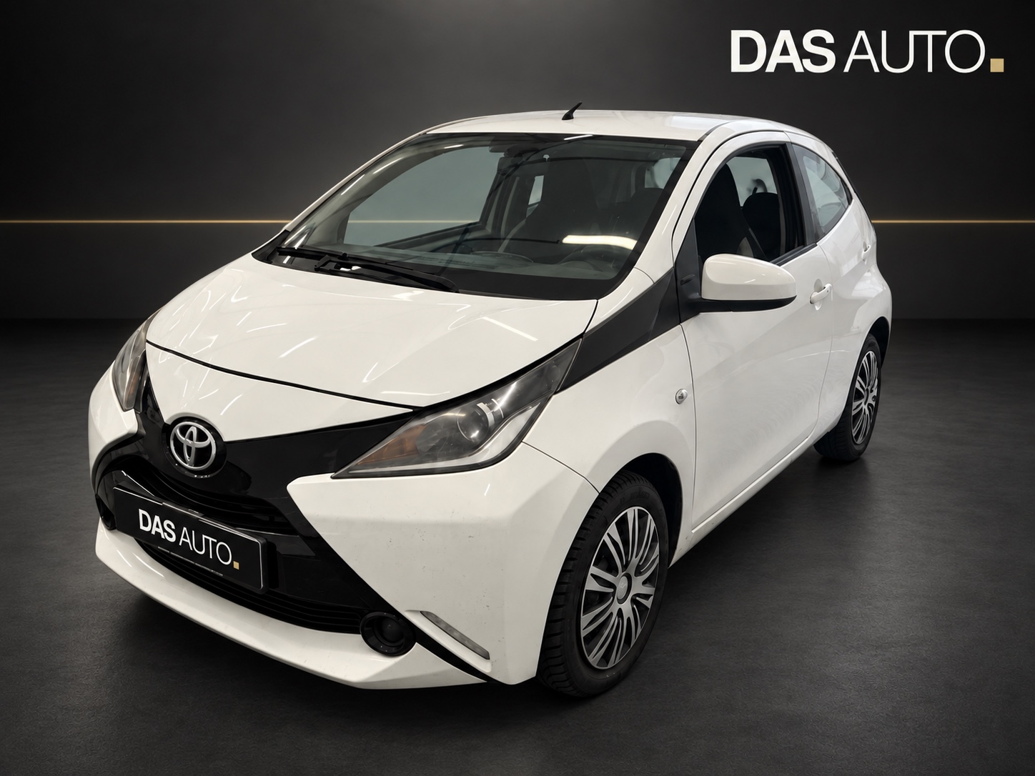 Toyota Aygo 1.0 X-Play | 2015 | 119 000 km | Klimatyzacja | Bluetooth — zdjęcie główne