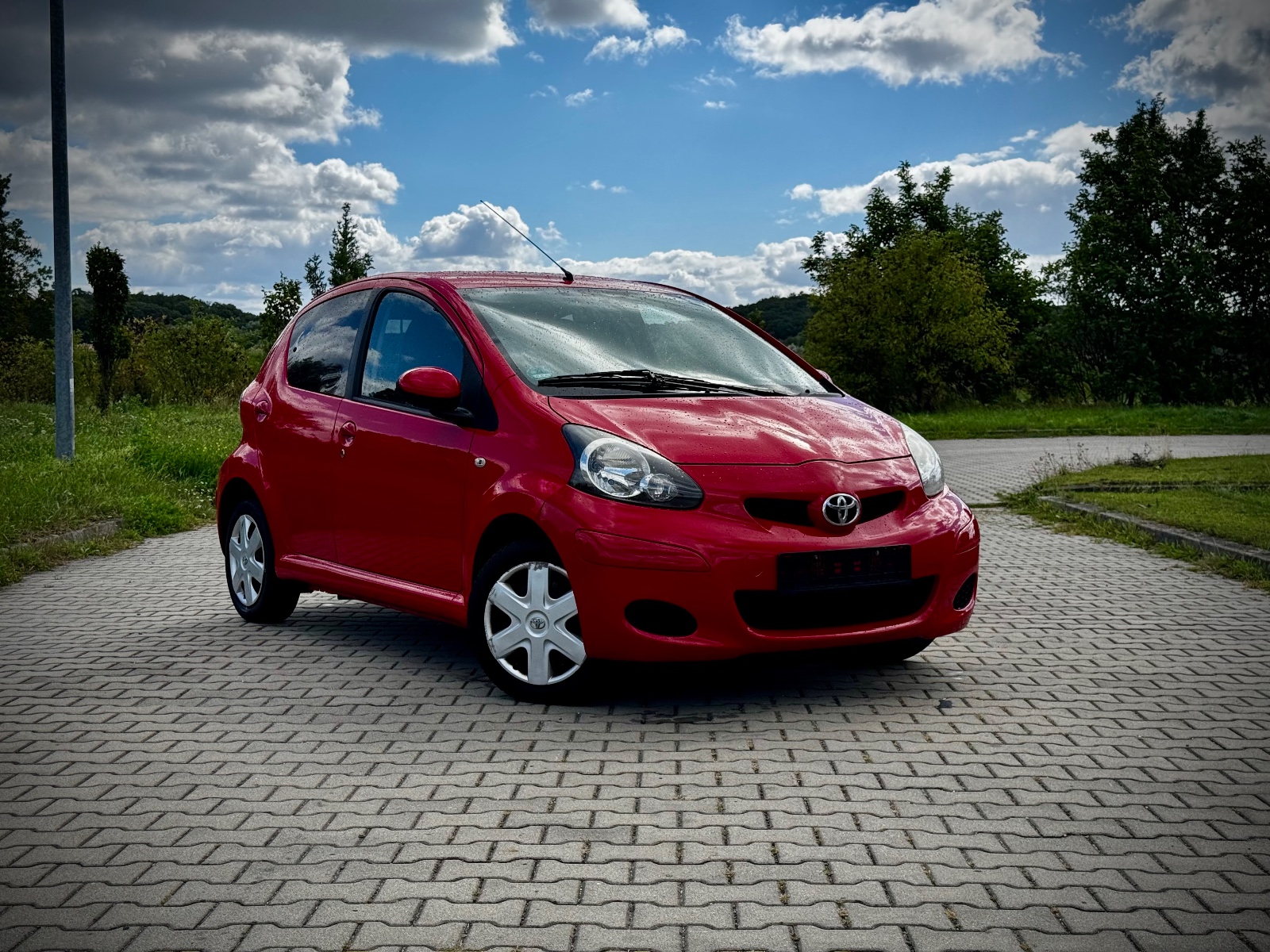 Toyota Aygo 1.0 68 KM | 156 000 km | ekonomiczne miejskie auto — zdjęcie główne